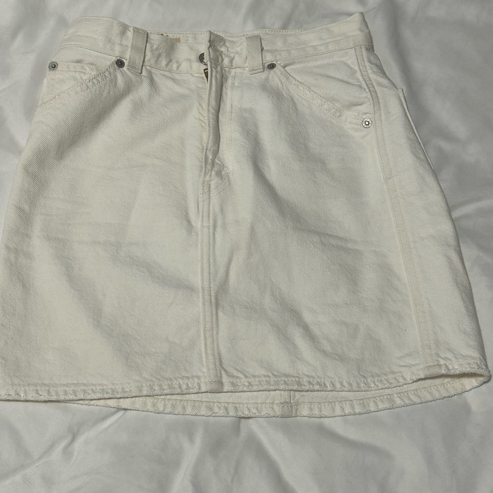 Classic White Levi’s Denim Skirt